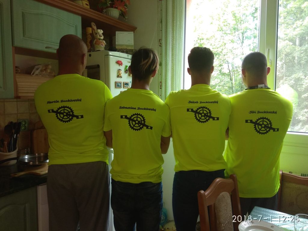 Funkční trička pro cyklo tým, v reflexní žluté barvě